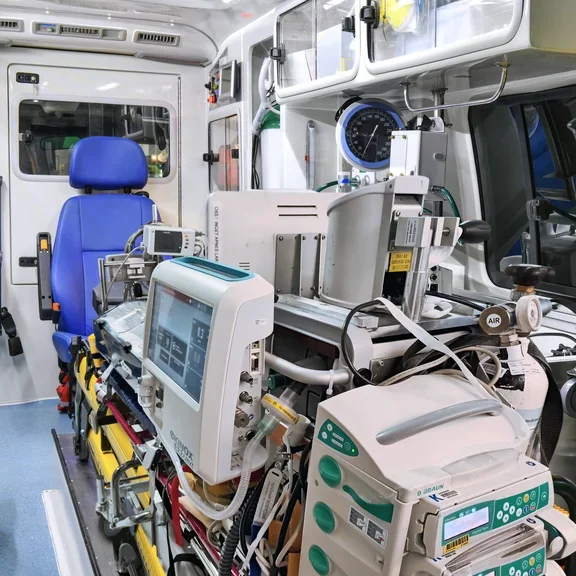 SoKINOX NeXT von Air Liquide mit zertifizierter Transporthalterung für den sicheren bodengebundenen Patiententransport an Geräteschienen oder Betten